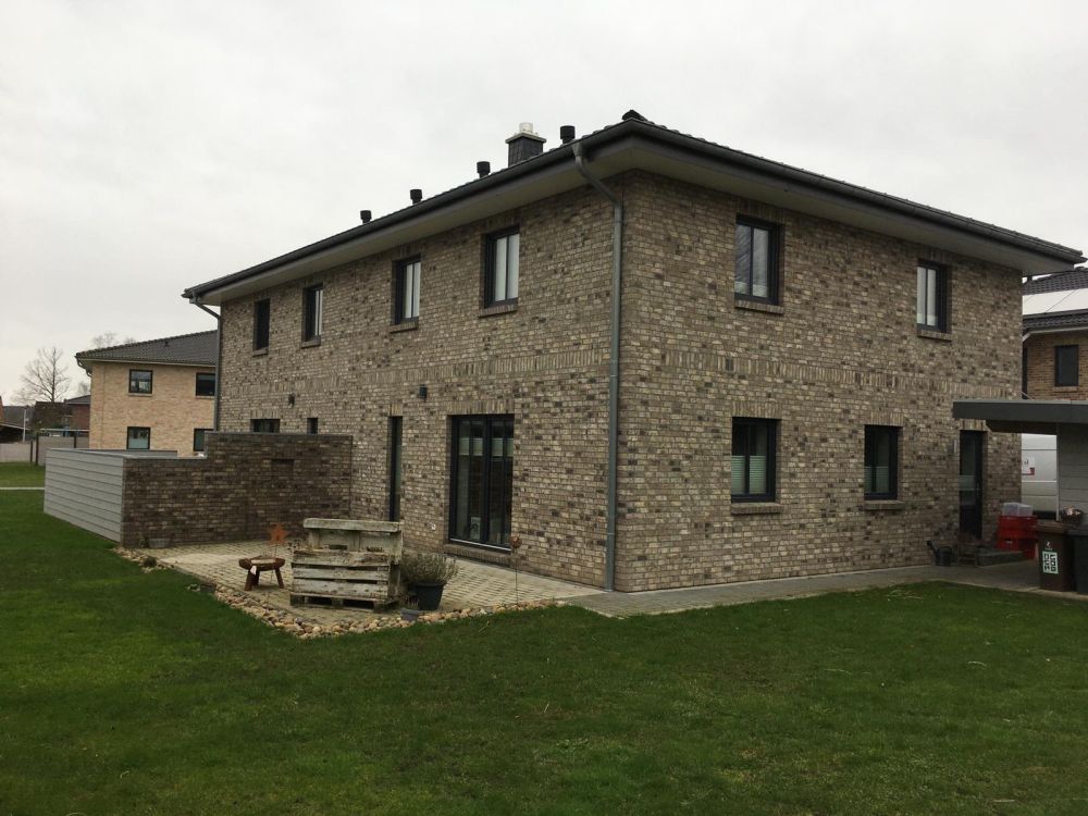 Ein grauer Himmel dafür holt das Haus alles wieder raus von einem schlüsselfertigen Neubau.